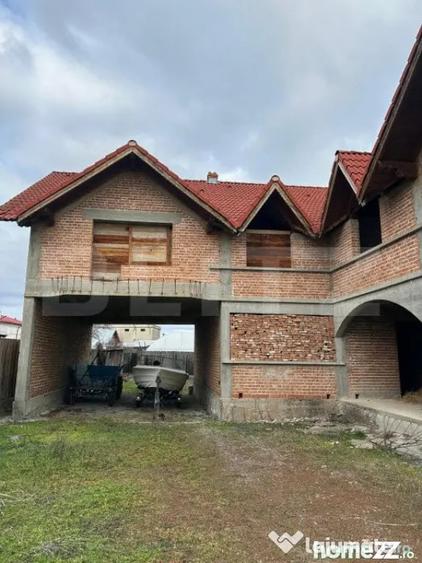 Casă cu 7 camere cu Teren 1400 Mp în Central