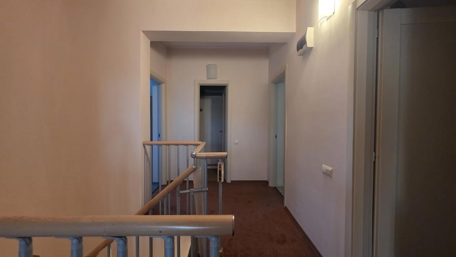 Casă cu 6 camere cu Teren 640 Mp în Grădiștea