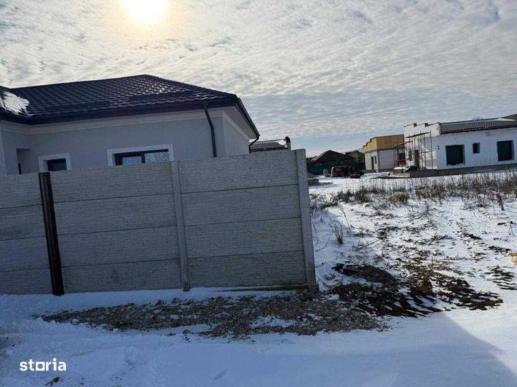 Teren de 2072 mp, în Domnești