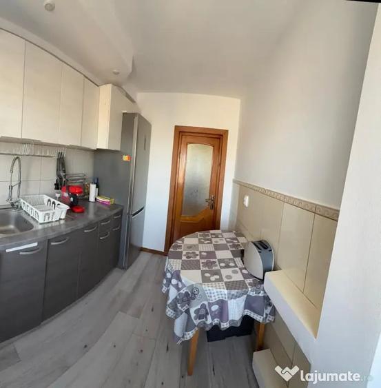 Apartament cu 3 camere semidecomandat în Central