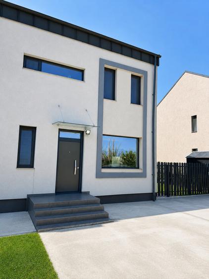Duplex cu 5 camere cu Piscina în Bujoreni