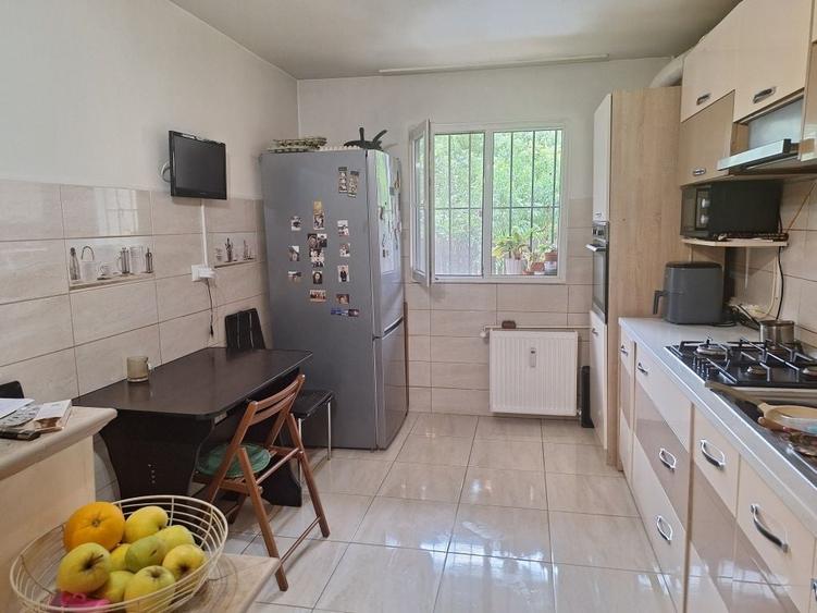 Apartament cu 4 camere decomandat în Cotroceni