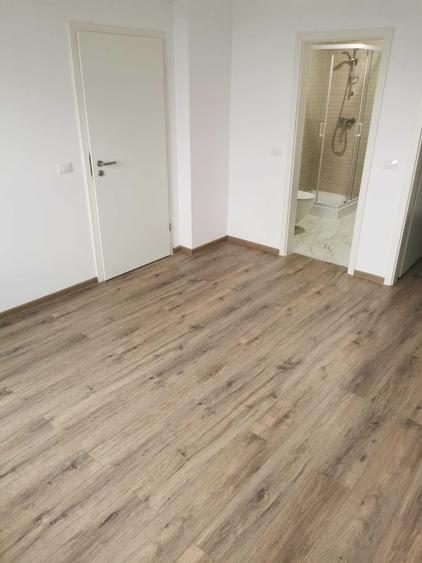 Apartament cu 3 camere decomandat în Tractorul
