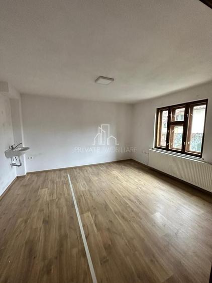 Casă individuală cu 5 camere cu Canalizare în Central