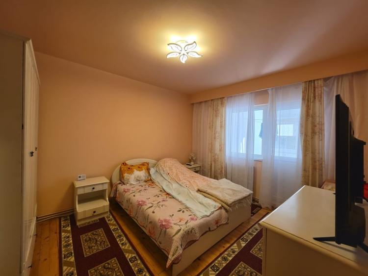 Apartament cu 3 camere decomandat, mobilat în Săsar