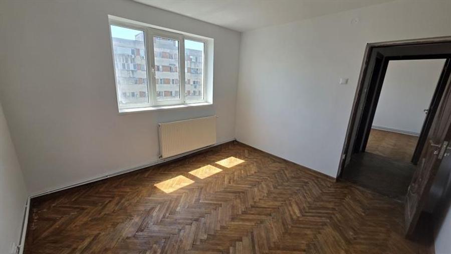 Apartament cu 3 camere decomandat în Craiovița Nouă