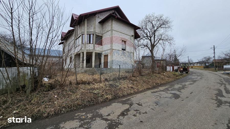 Casă cu Teren 2869 Mp în Siminicea