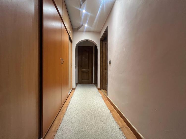 Apartament cu 3 camere decomandat, mobilat în Nicolina