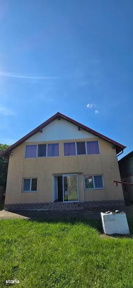 Casă cu 3 camere cu Teren 6400 Mp în Central