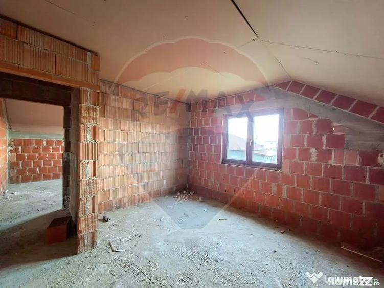 Casă cu 5 camere cu Teren 983 Mp în Vladimirescu