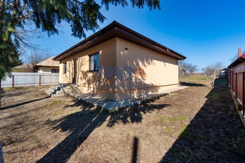 Casă individuală cu 3 camere cu Canalizare în Secuieni