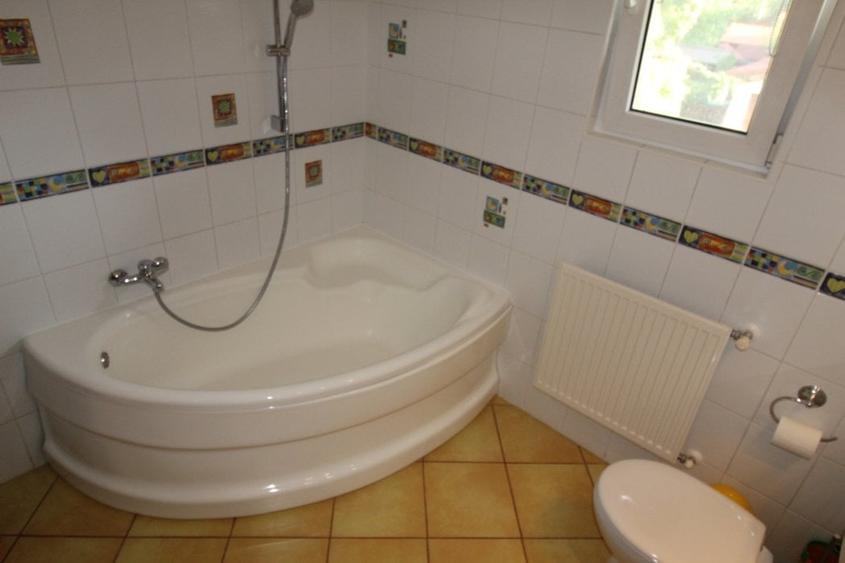 Casă cu 6 camere cu Teren 1064 Mp în Ostratu