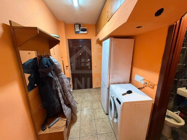 Apartament cu 2 camere semidecomandat în Craiovița Nouă