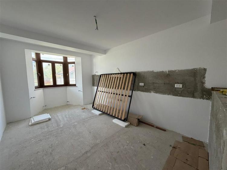Casă individuală cu 5 camere cu Teren 674 Mp în Petrești