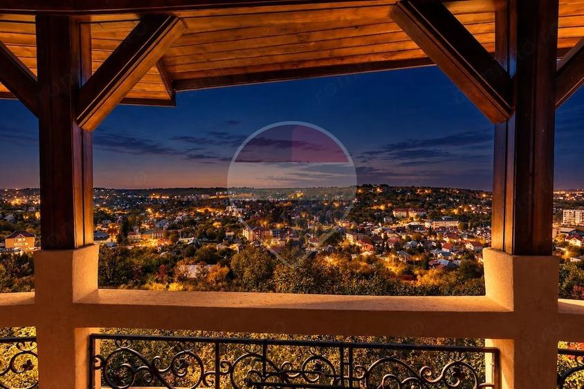 Casă cu 9 camere cu Teren 1025 Mp în Filiași