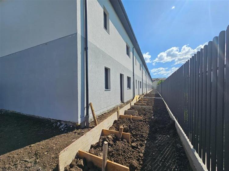 Case insiruite , 4 camere , P+1E - central in Valea Lupului - 3