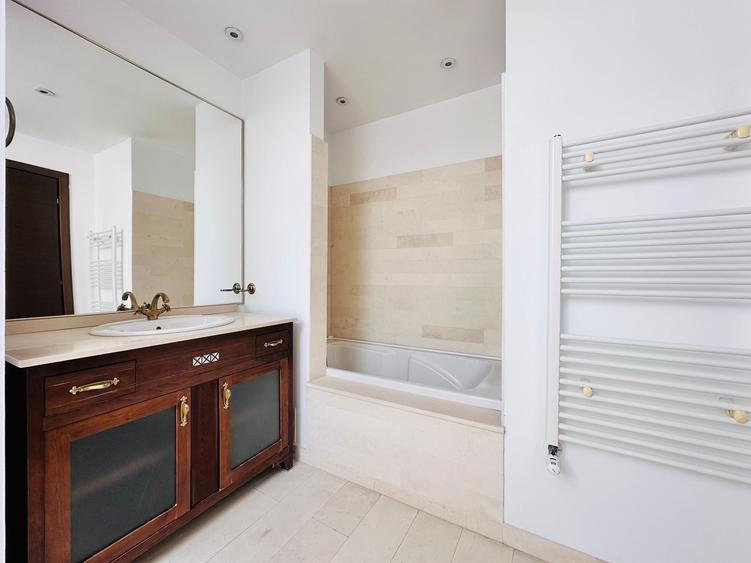 Duplex cu 9 camere cu Canalizare în Central