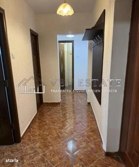 Apartament cu 3 camere semidecomandat, mobilat în Tineretului