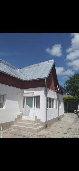 Casă cu 7 camere cu Teren 1000 Mp în Central