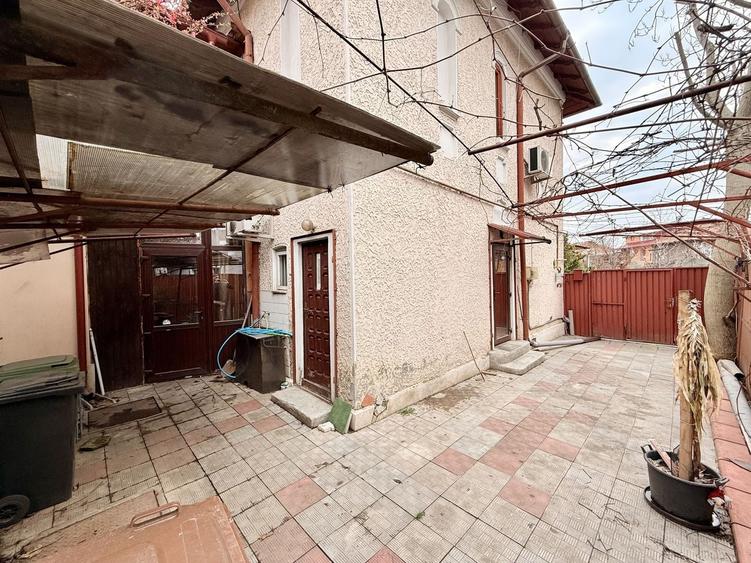 Casă cu 6 camere cu Canalizare în Regie