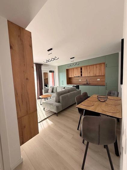 Apartament cu 3 camere semidecomandat în Lipovei
