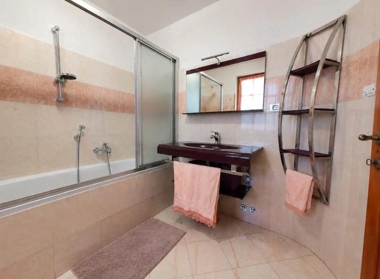 Casă cu 5 camere cu Teren 1440 Mp în Exterior Vest