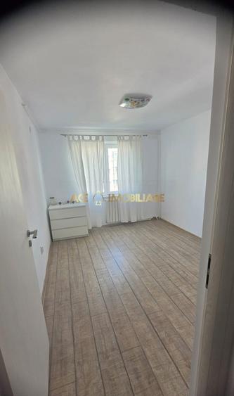 Apartament cu 3 camere semidecomandat, mobilat în Dristor
