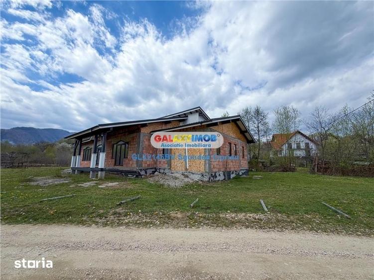 Casă cu 6 camere cu Teren 1077 Mp în Central