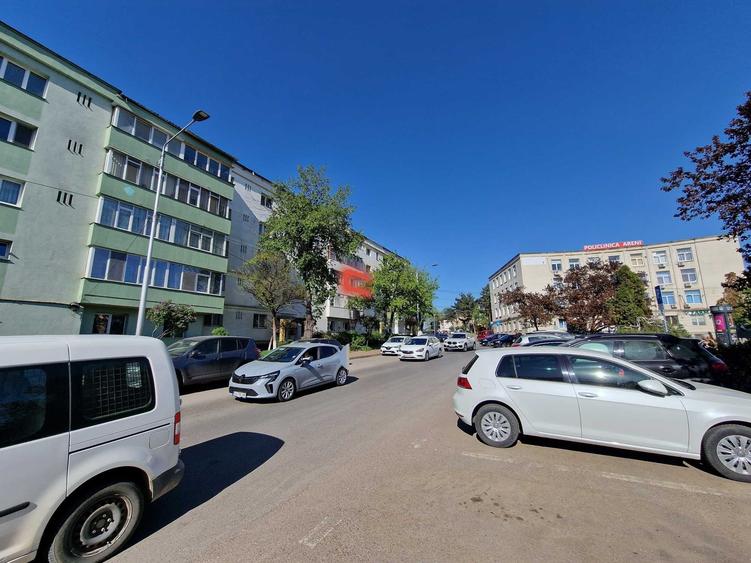 Apartament cu 3 camere semidecomandat în Central