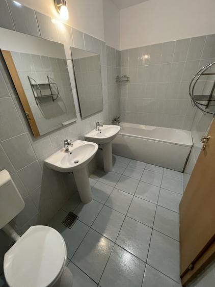 Apartament cu 3 camere semidecomandat, mobilat în Titan