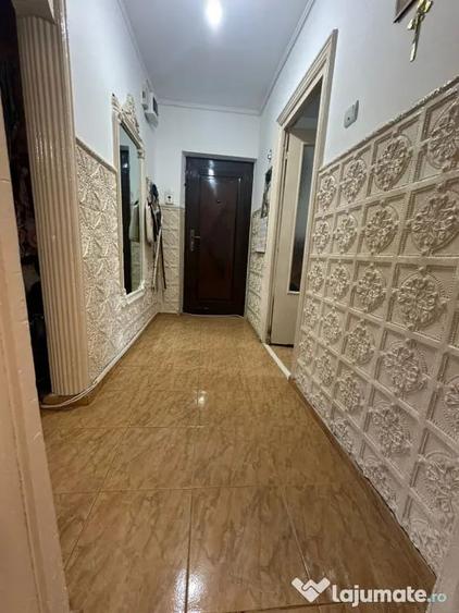 Apartament cu 3 camere decomandat în Calarași 4