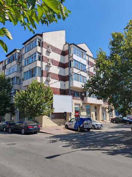 Apartament cu 3 camere decomandat în Calea Călărașilor