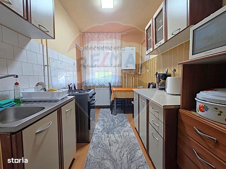 Apartament cu 3 camere decomandat în Vitrometan