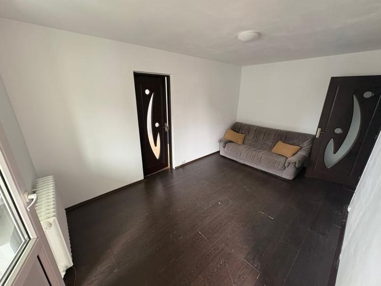 Apartament cu 2 camere semidecomandat, mobilat în Decebal