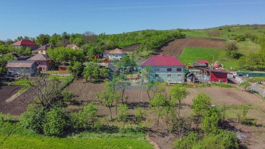 Casă cu 5 camere cu Teren 2594 Mp în Sic