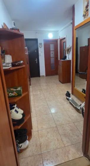 Apartament cu 3 camere decomandat în Florilor