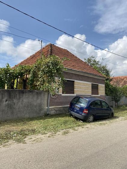 Casă cu 4 camere în Vadu Crișului