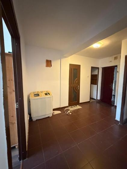 Apartament cu 3 camere decomandat, mobilat în Est