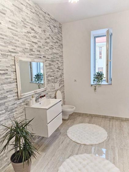 Apartament cu 4 camere decomandat, mobilat în Central