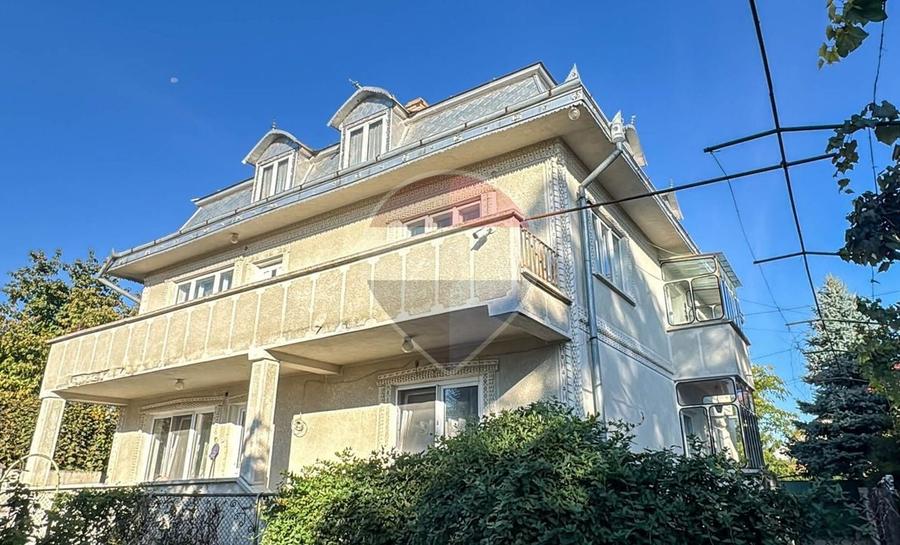 Casă individuală cu 7 camere cu Teren 583 Mp în Central