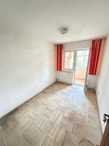 Apartament cu 3 camere semidecomandat în Micro 40