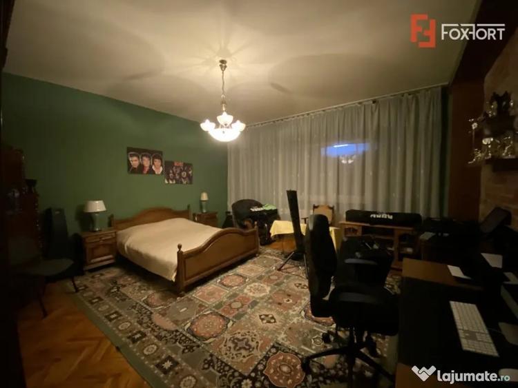 Casă cu 10 camere cu Teren 2000 Mp în Chișoda