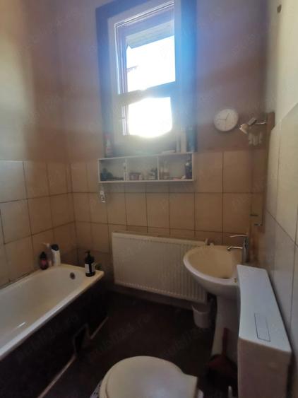 Apartament cu 3 camere semidecomandat în Central