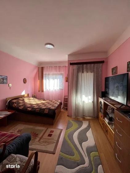 Casă cu 8 camere cu Teren 50 Mp în Furnica