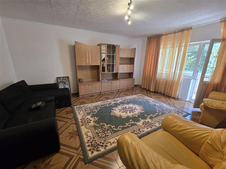Apartament cu 3 camere decomandat, mobilat în Noua