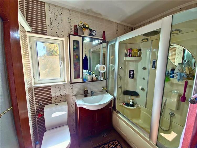Duplex cu 6 camere cu Canalizare în 1 Mai