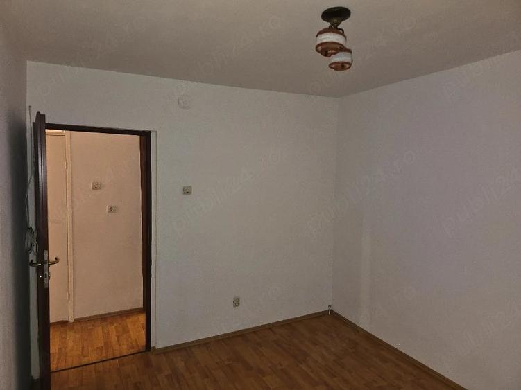 Apartament cu 3 camere decomandat în Sud