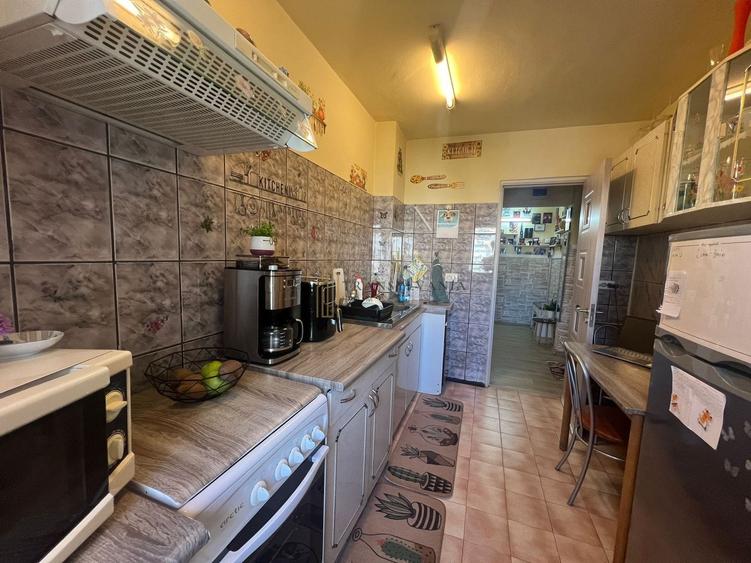 Apartament cu 3 camere decomandat, mobilat în Valea Aurie