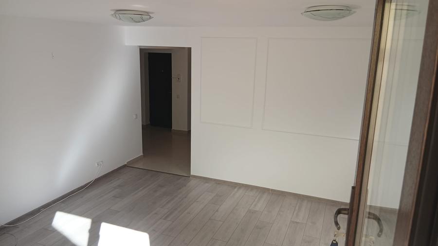 Apartament cu 3 camere semidecomandat în Moșilor