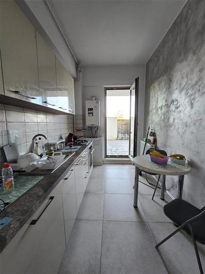 Apartament cu 3 camere semidecomandat în Bucureștii Noi